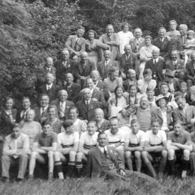 Mitgliederzusammenkunft an der Radsporthalle, 1938